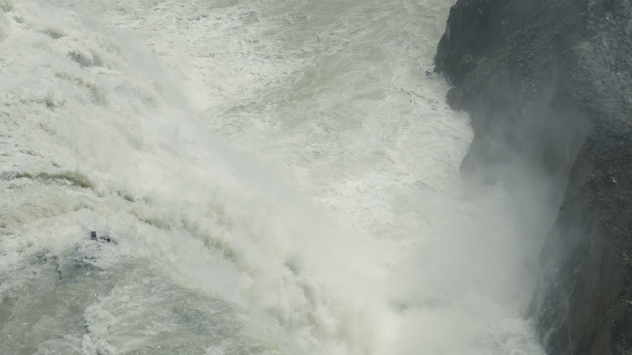 캐나다 로키 산맥에 있는 요호 국립 공원의 멋진 풍경 속에 있는 거대한 폭포의 영화 속속 촬영입니다.