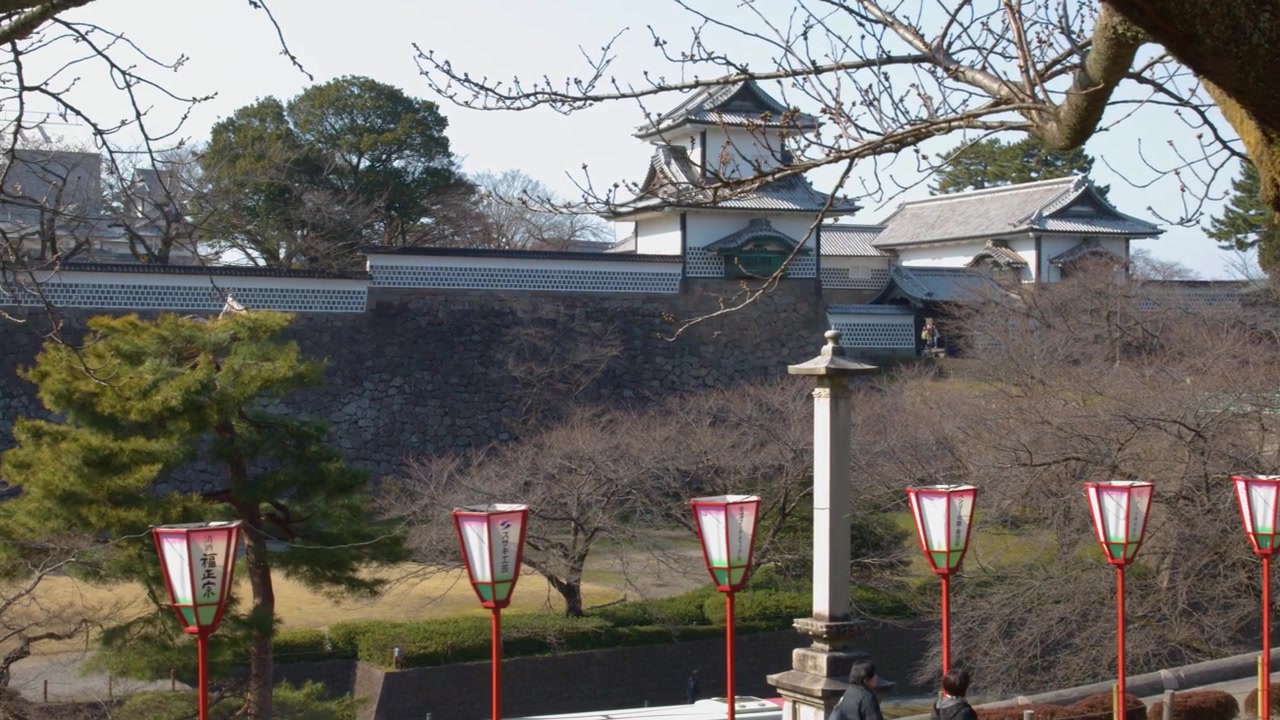 Ảnh chụp toàn cảnh tường thành lâu đài Kanazawa lịch sử và những chiếc đèn lồng đỏ từ Vườn Kenrokuen, Nhật Bản