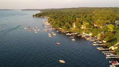 Wunderschönes-Häuschen-Am-Wasser-Mit-Booten,-Die-Im-Wasser-Des-Genfer-Sees-Angedockt-Sind,-Wisconsin,-Gefilmt-Aus-Einer-Luftaufnahme