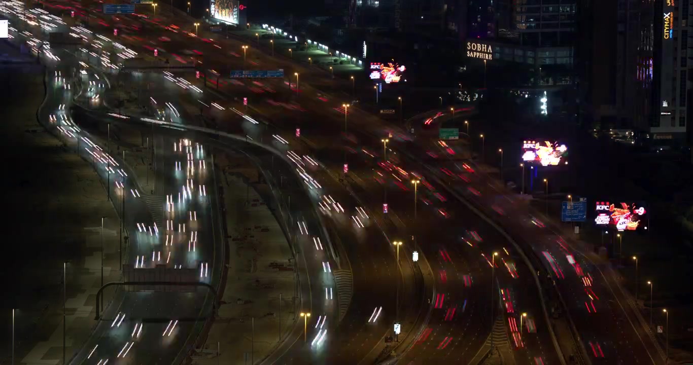 Time-lapse del traffico intenso in autostrada di notte a Dubai