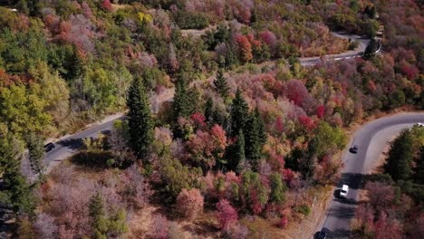 Cars-driving-around-Mount-Solitude-in-Utah-to-enjoy-the-fall-colors