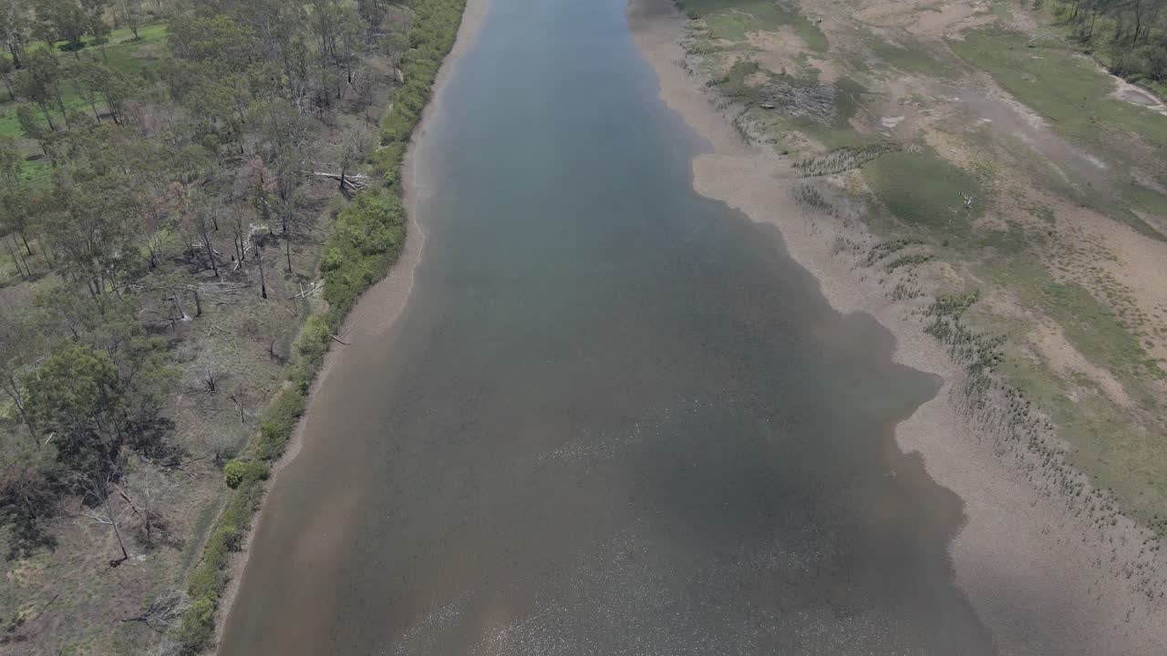 aguas poco profundas del río boyne junto con la tierra verde del bosque cerca de benaraby en el extremo norte de queensland, australia