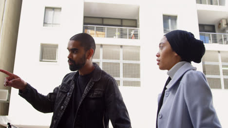 una pareja joven caminando por la calle 4k