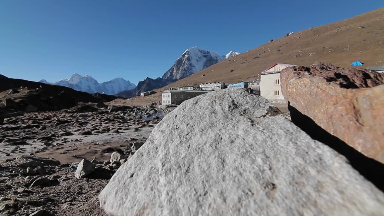 돌 뒤에서 gorakshep