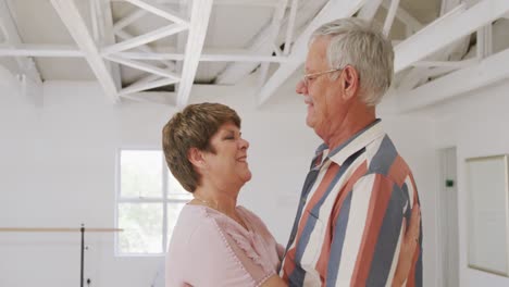 Pareja-Mayor-Caucásica-Pasando-Tiempo-Juntos-En-Un-Salón-De-Baile-Participando-En-Una-Clase-De-Baile