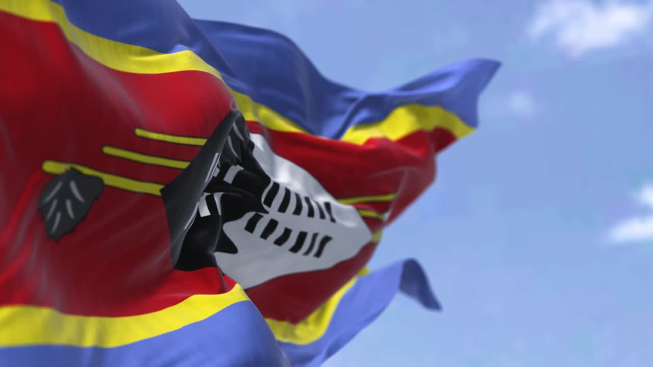 에스와티니의 국기가 은 날 바람에 흔들리는 세부사항.