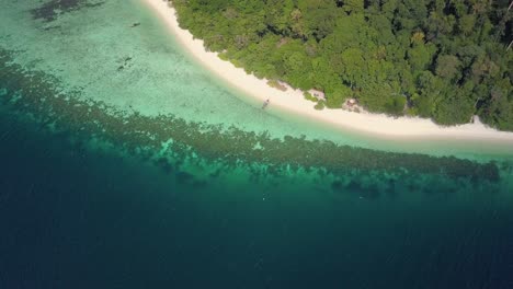 vista aérea de la isla tailandesa con una increíble playa de arena y aguas cristalinas con arrecifes de coral
