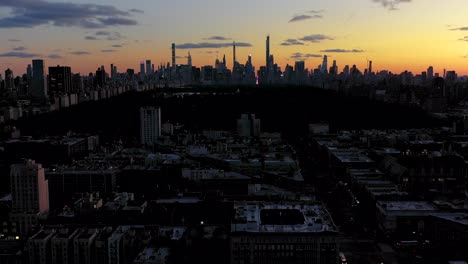 Imágenes-épicas-De-La-Hora-Dorada-De-La-Puesta-De-Sol-Aérea-Del-Legendario-Manhattan,-El-Horizonte-De-Nueva-York,-Deslizamiento-Lento-Hacia-Adelante