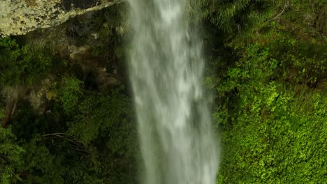 cerca del poderoso flujo de agua de la cascada alta en nueva zelanda, aero