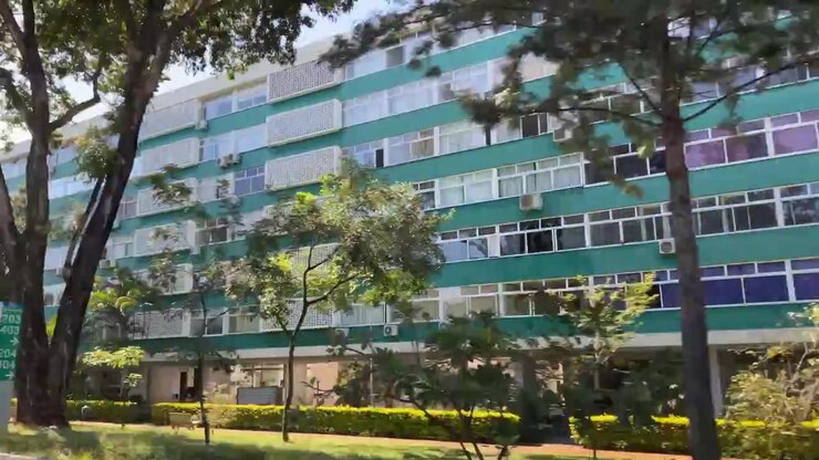 Guidando su un viale oltrepassando moderni condomini nella città di Brasilia.
