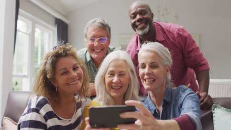 animação de felizes diversas mulheres e homens amigos seniores tomando selfie com smartphone