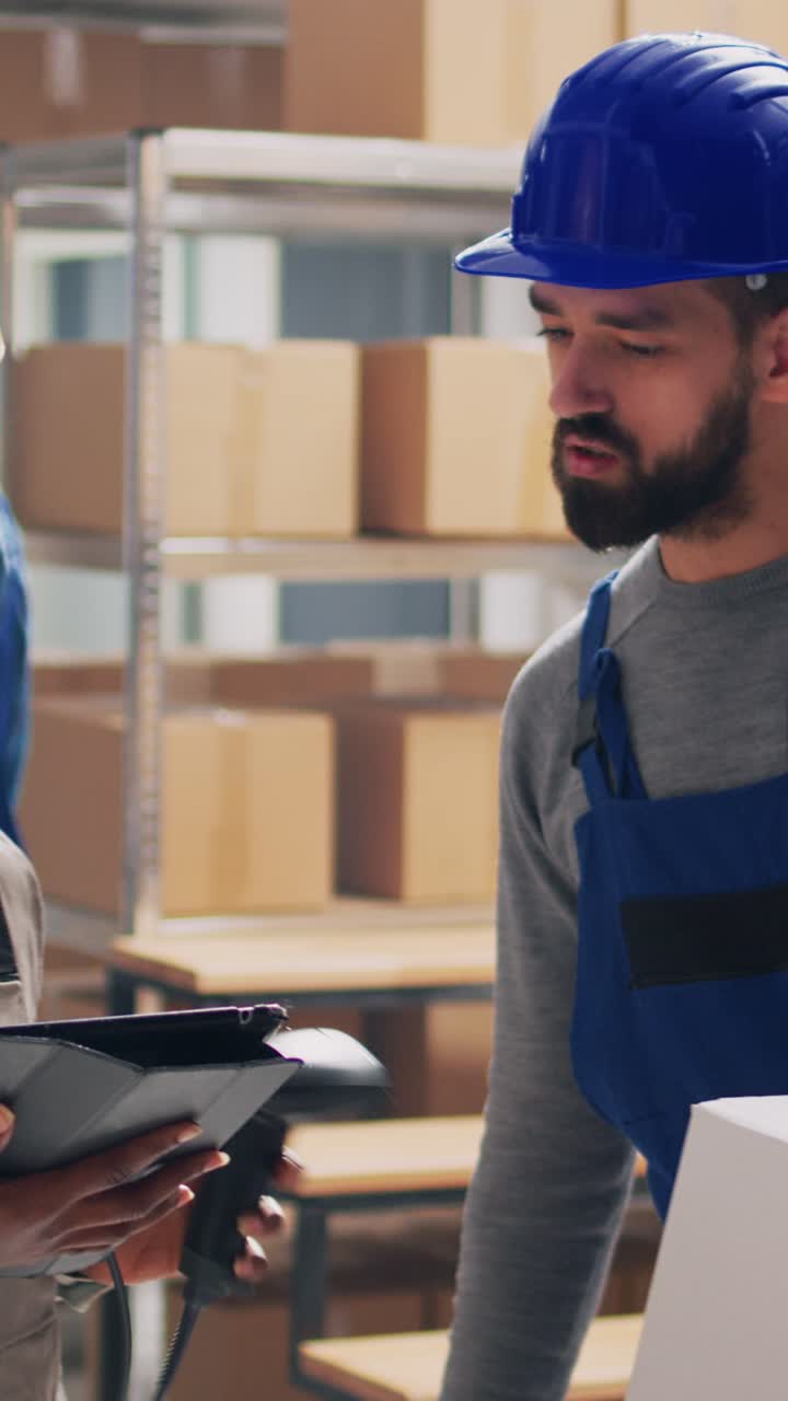 Vídeo vertical: equipo multiétnico de trabajadores escaneando mercancía