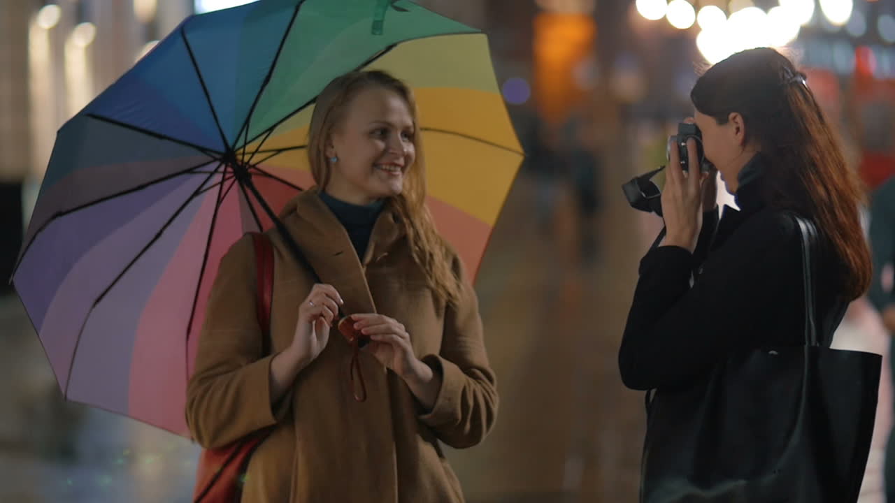 여자 는 레트로 카메라 로 친구 의 사진 을 찍는다