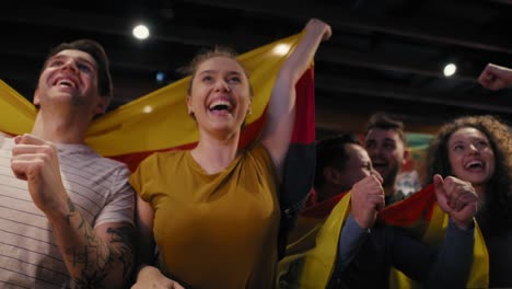 Grupo-De-Amigos-Animando-Al-Partido-De-Fútbol-En-El-Pub.