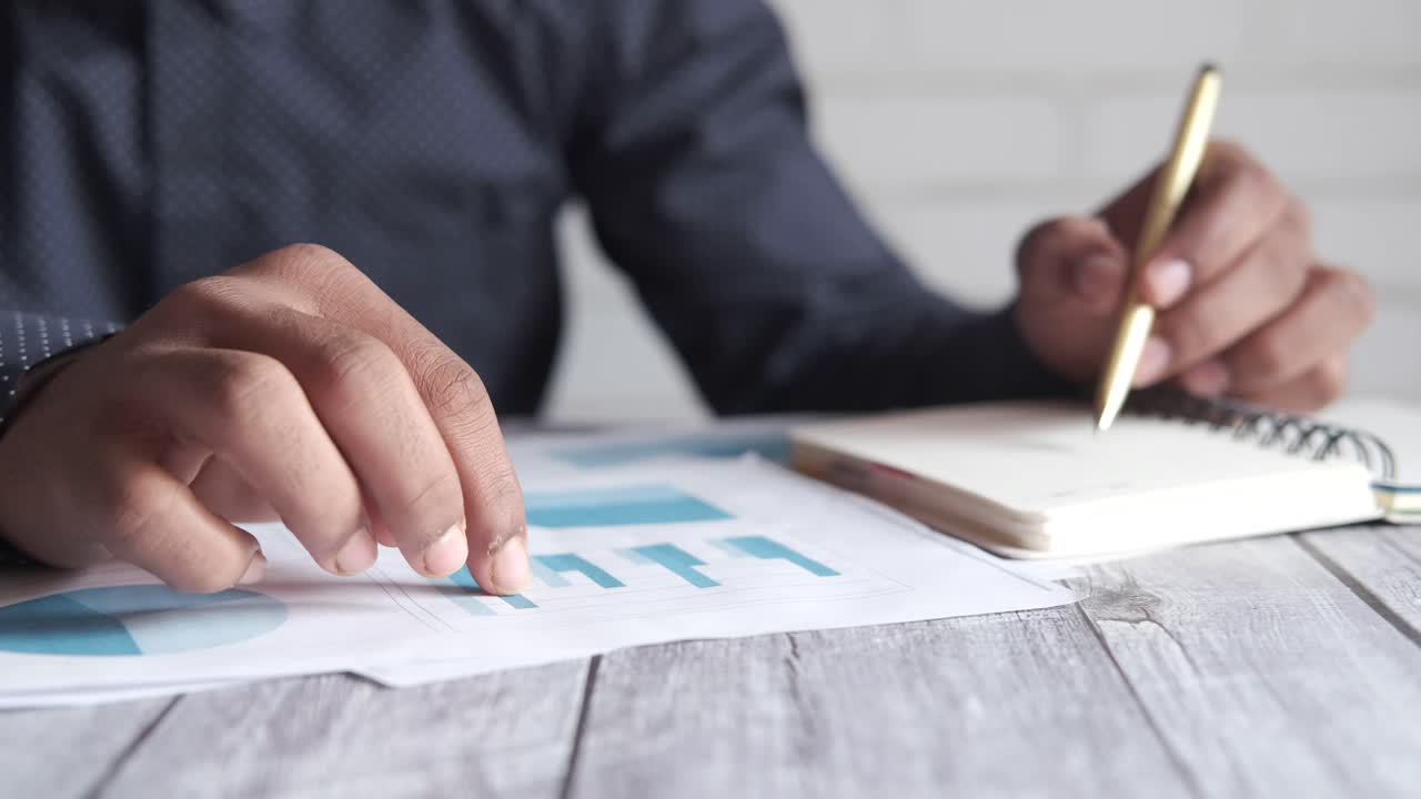 hombre de negocios analizando informes financieros