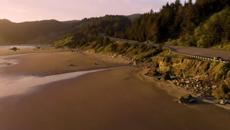 Drohnenaufnahmen-Vom-Flug-Parallel-Zum-Highway-101-Am-Myers-Creek-In-Der-Nähe-Von-Gold-Beach,-Süd-Oregon,-USA