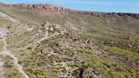 orbitando una de las pequeñas montañas dentro de un antiguo volcán