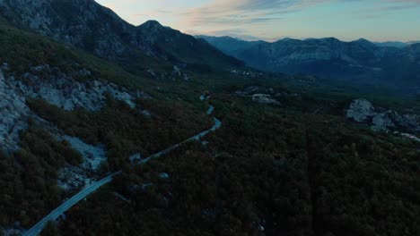 Plano-Medio-Aéreo-De-La-Carretera-De-Montaña-Después-Del-Atardecer-2