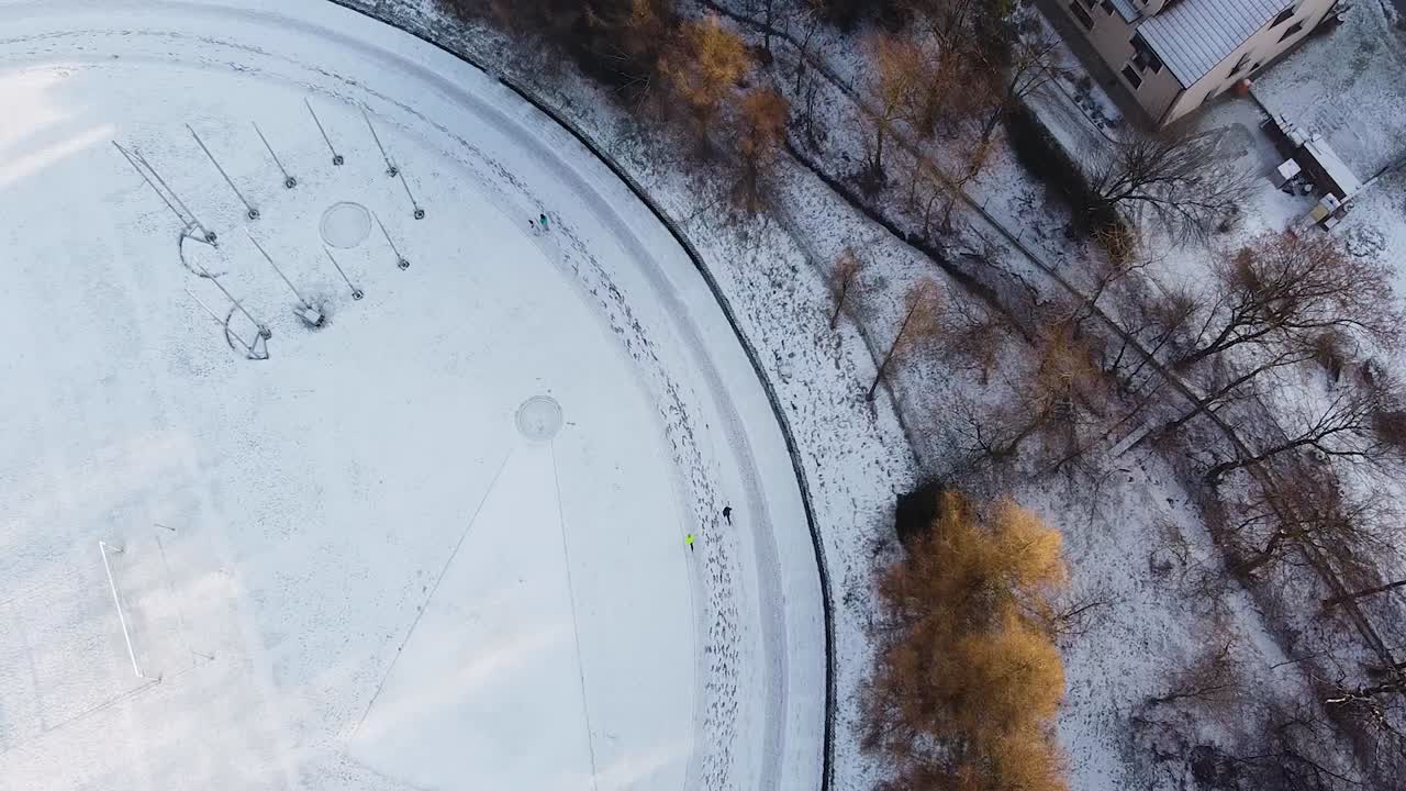 grupo de corredores en pista nevada, toma aérea de invierno