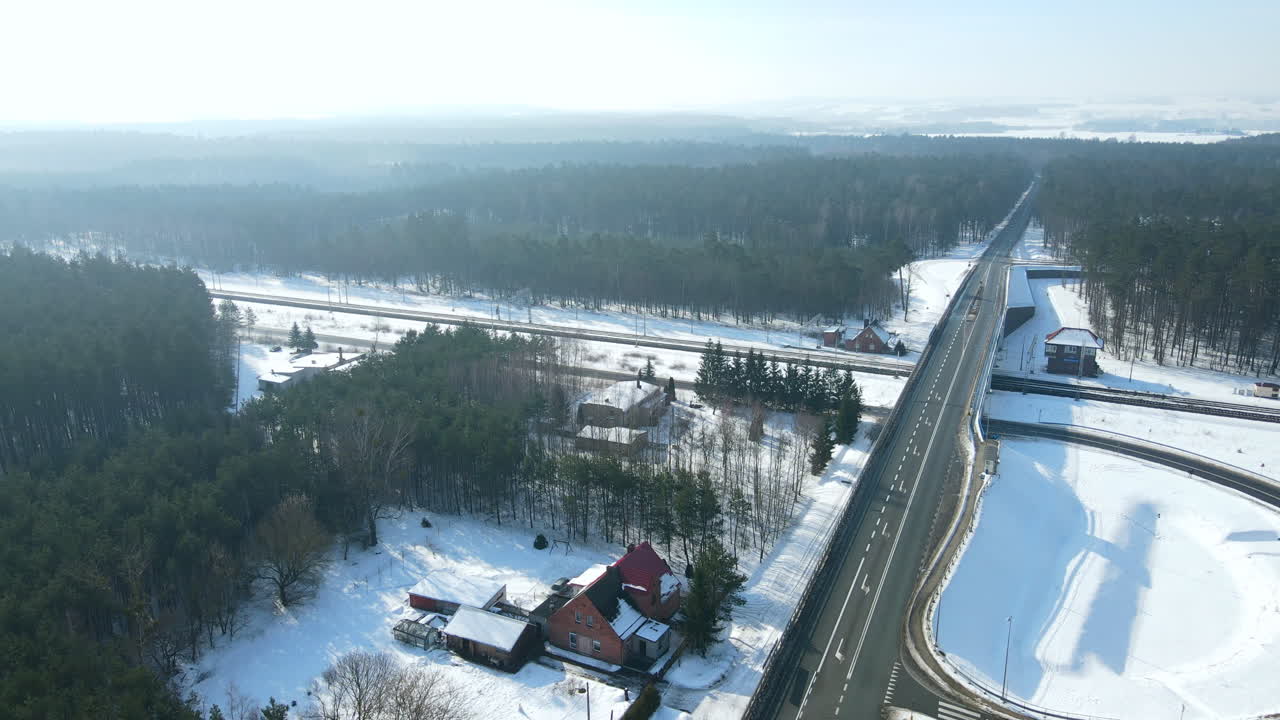 빈 황량한 고속도로 전염병 covid-19 여행을 통해 공중 드론 촬영