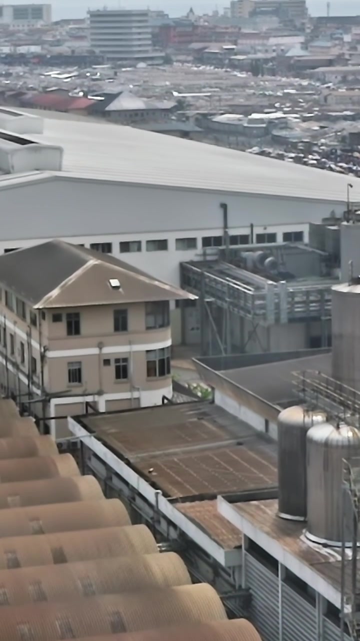 Le fabbriche ad Accra, in Ghana, mostrano l'industria e la vita urbana