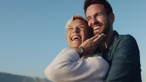 amor, sonrisa o un abrazo de pareja feliz en la playa para relajarse
