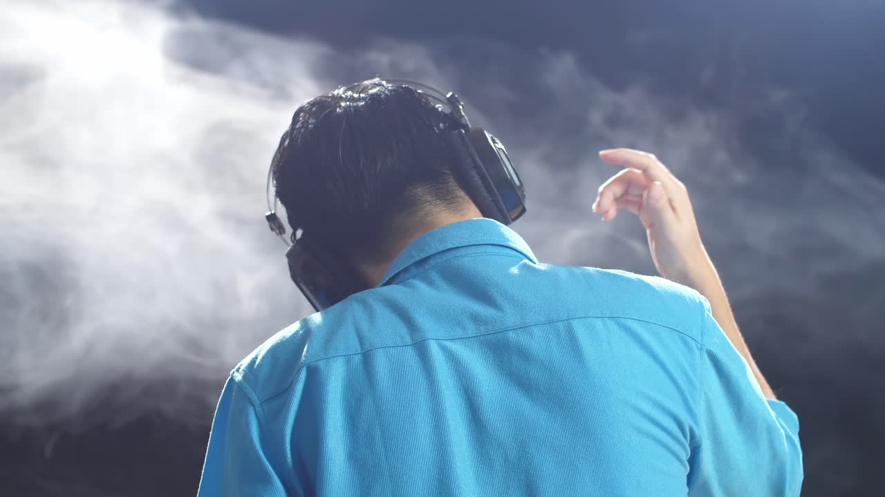 헤드폰으로 음악을 듣고 남자