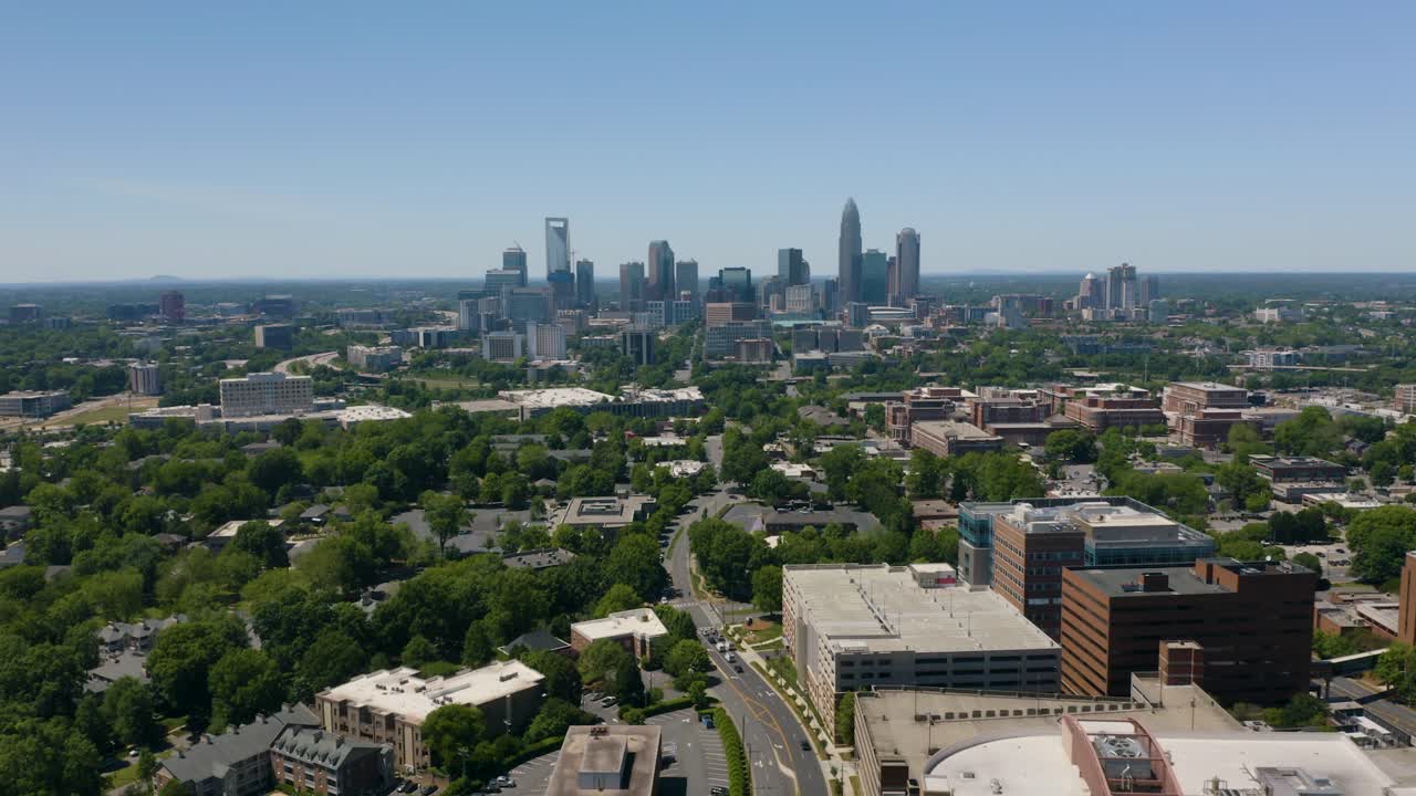 드론은 더운 여름날 노스캐롤라이나주 샬롯 시내를 향해 날아갑니다.