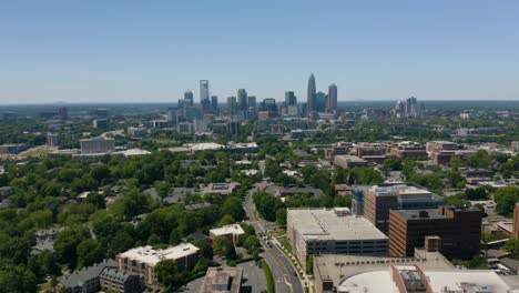 drohne fliegt an einem heißen sommertag in richtung innenstadt von charlotte, north carolina