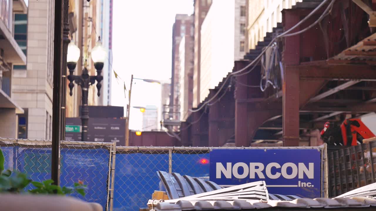 체인 링크 울타리 에 있는 건설 회사 로고