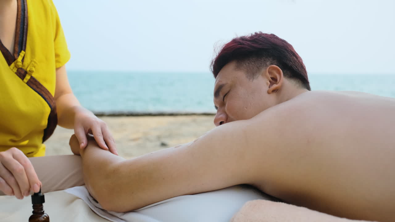 팔 마사지를 해주는 마사지사