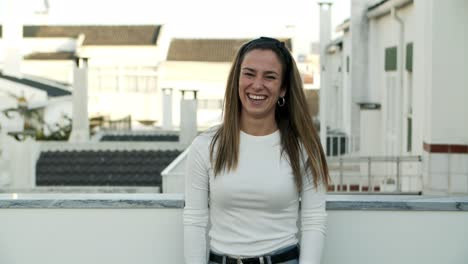 Plano-Medio-De-Una-Hermosa-Mujer-Sonriente-Posando-Al-Aire-Libre