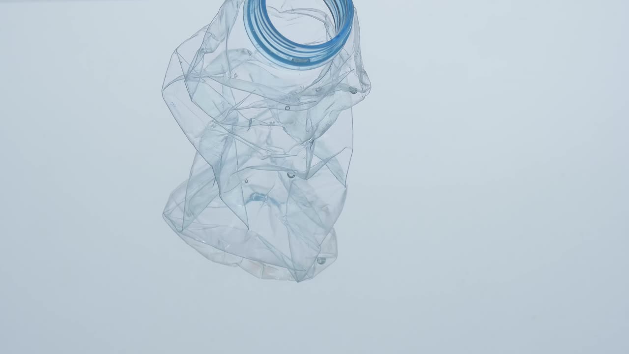 contaminación bajo el agua botella de plástico