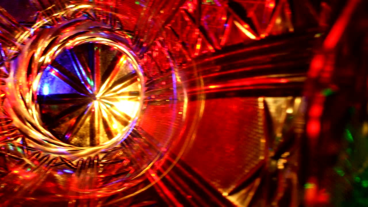 luz brillante abstracta con cristal de candelabro en la noche oscura. luz de estrella de lujo en la oscuridad para el concepto de nackground, luces arrojan reflejos de cristal y refracciones fondo colorido oscuro