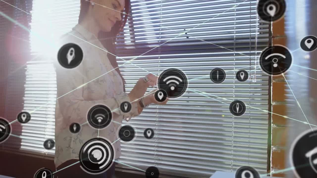 red de iconos digitales contra una mujer de negocios caucásica que usa un teléfono inteligente en la oficina