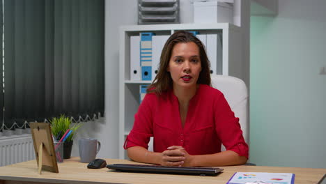 mujer de negocios hablando frente a la cámara