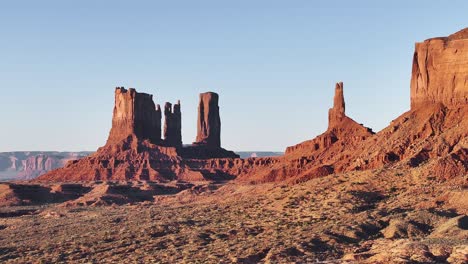 wysokie skaliste klify w monument valley na południowym zachodzie pustyni w utah przy zachodzie słońca