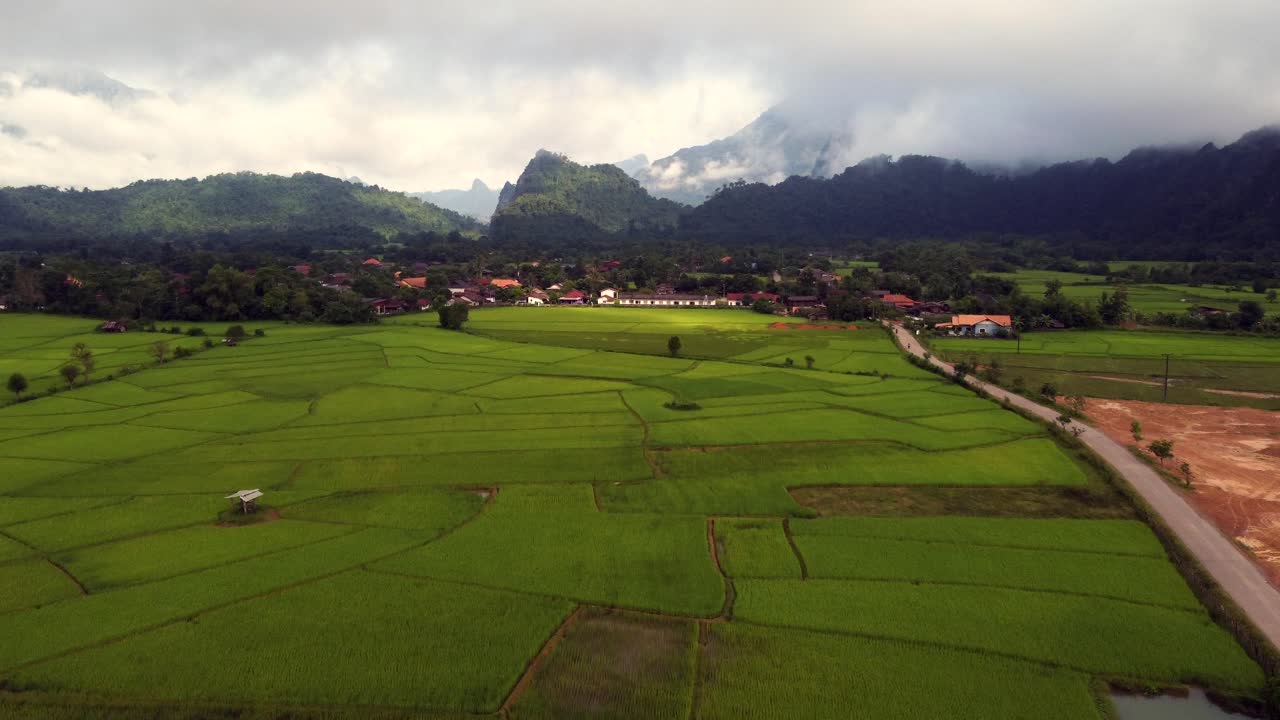 Vista panoramica a volo d'uccello di una risaia a Naka, Laos rurale