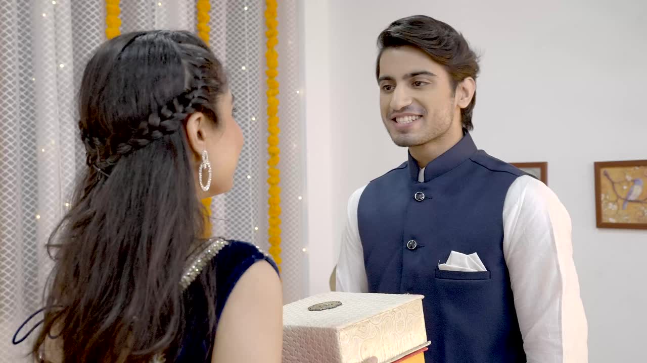 marido indio dando regalos a su esposa