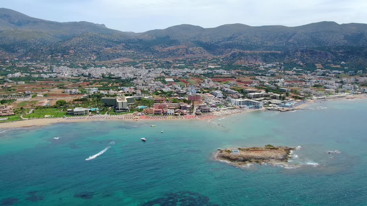 panorama aéreo sobre el mar mediterráneo azul y la ciudad turística de grecia, creta