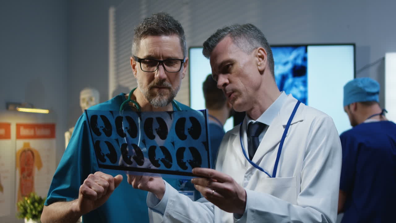 médicos que revisan las radiografías