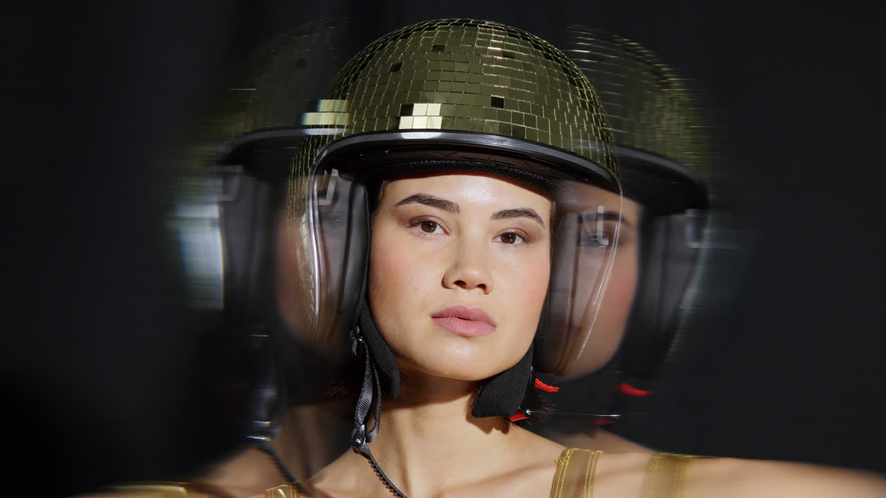 mujer posa con orejas de conejo de bola de espejo