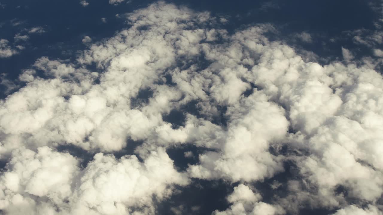 vista aérea del planeta tierra desde la ventana de un avión
