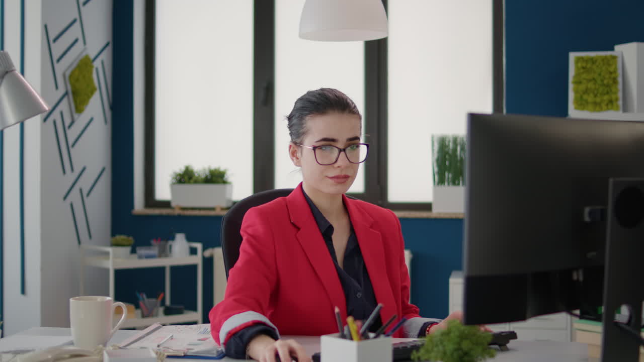 Business woman planning marketing statistics charts on computer