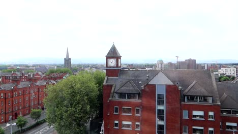 torre del reloj con vistas a la ciudad de dublín desde la torre de san miguel