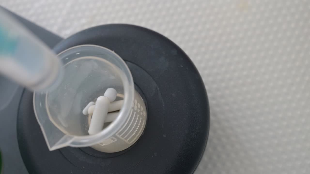 recipiente con cápsulas en una máquina de laboratorio