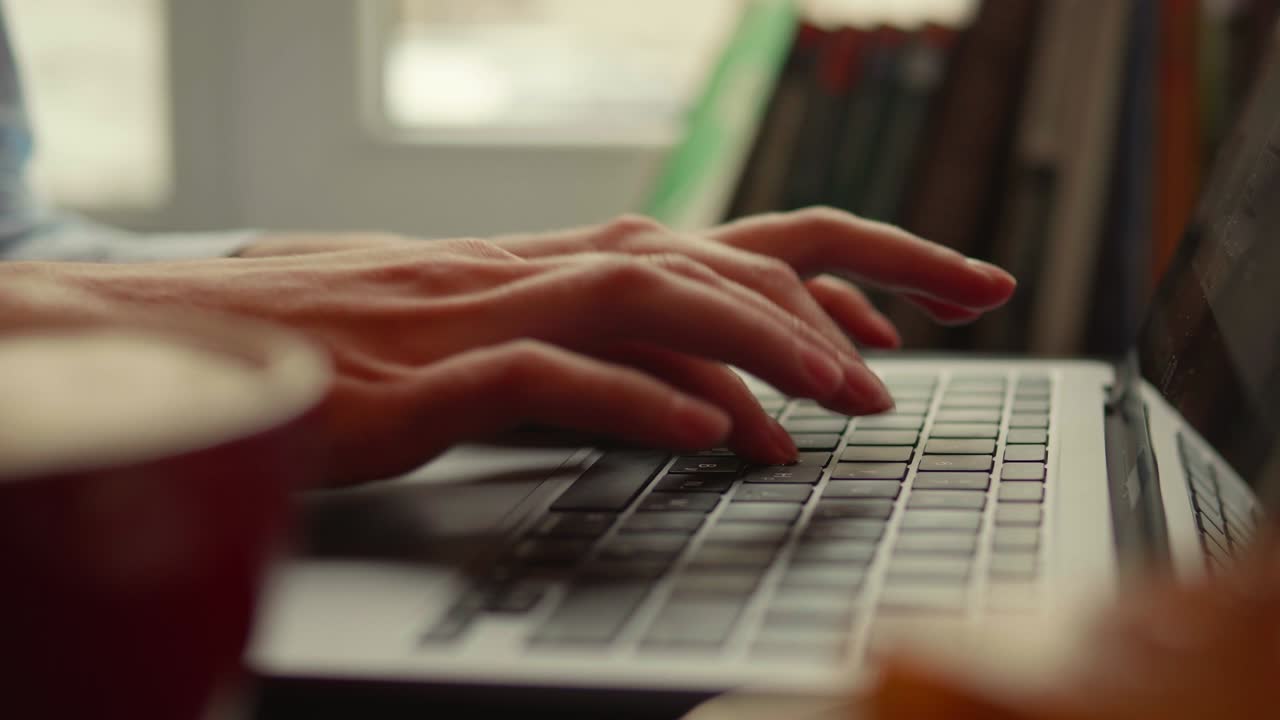Vrouw typt tekst op het toetsenbord, close-up.