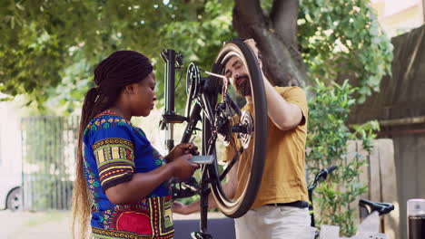 Pareja-Activa-Arreglando-Bicicleta-Afuera