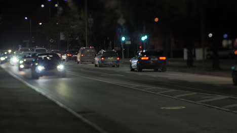 Los-Coches-Circulan-De-Noche-En-Un-Entorno-Urbano