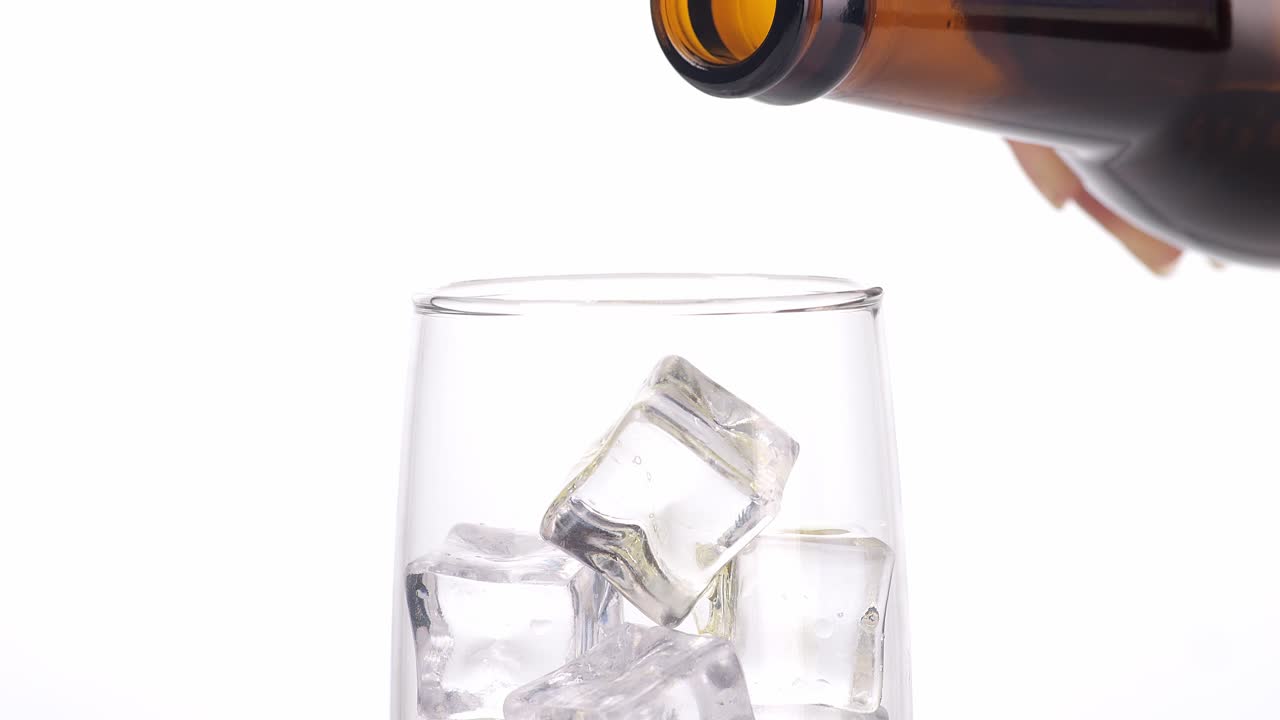 얼음으로 된 컵에 맥주를 부어 넣는 것